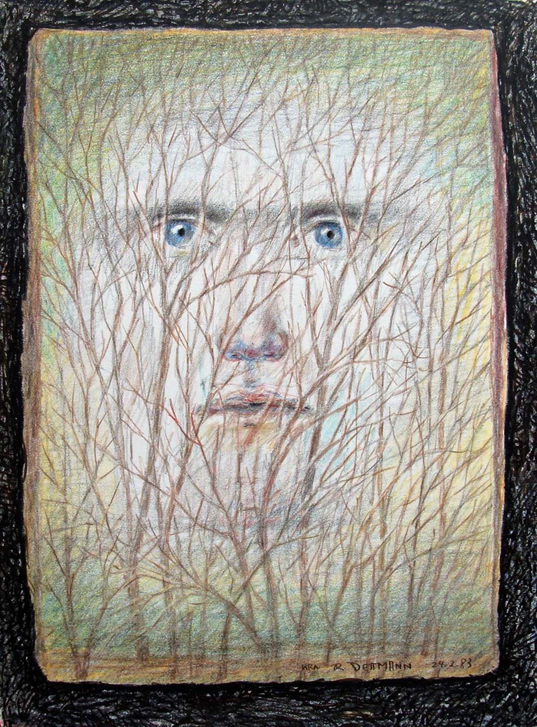 Gesicht hinter Bäumen