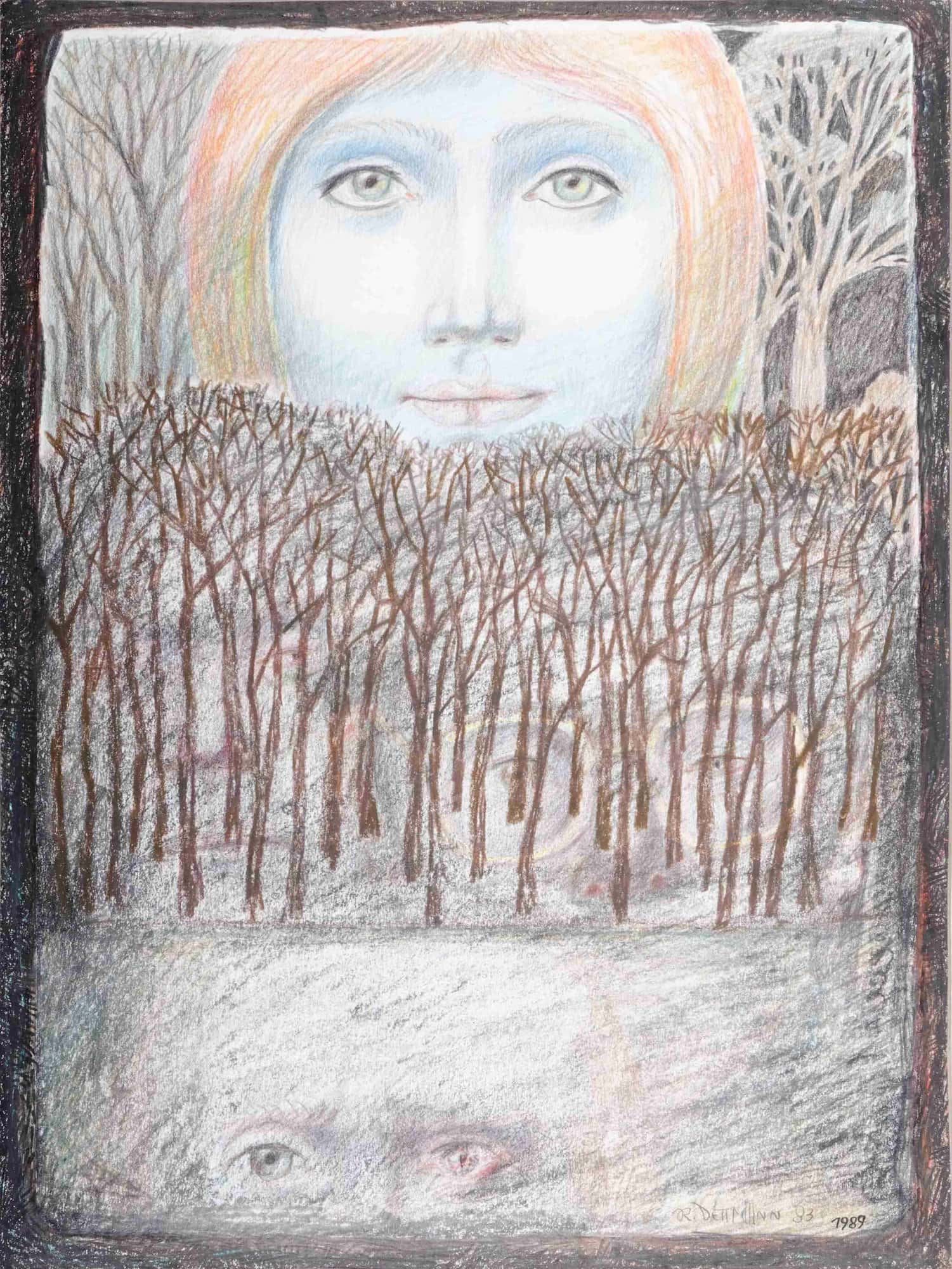 Frauenkopf über Bäumen