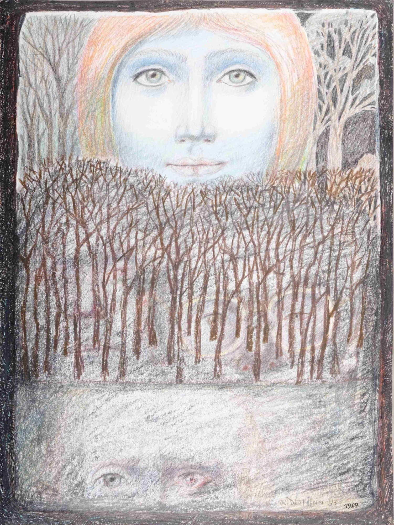 Frauenkopf über Bäumen