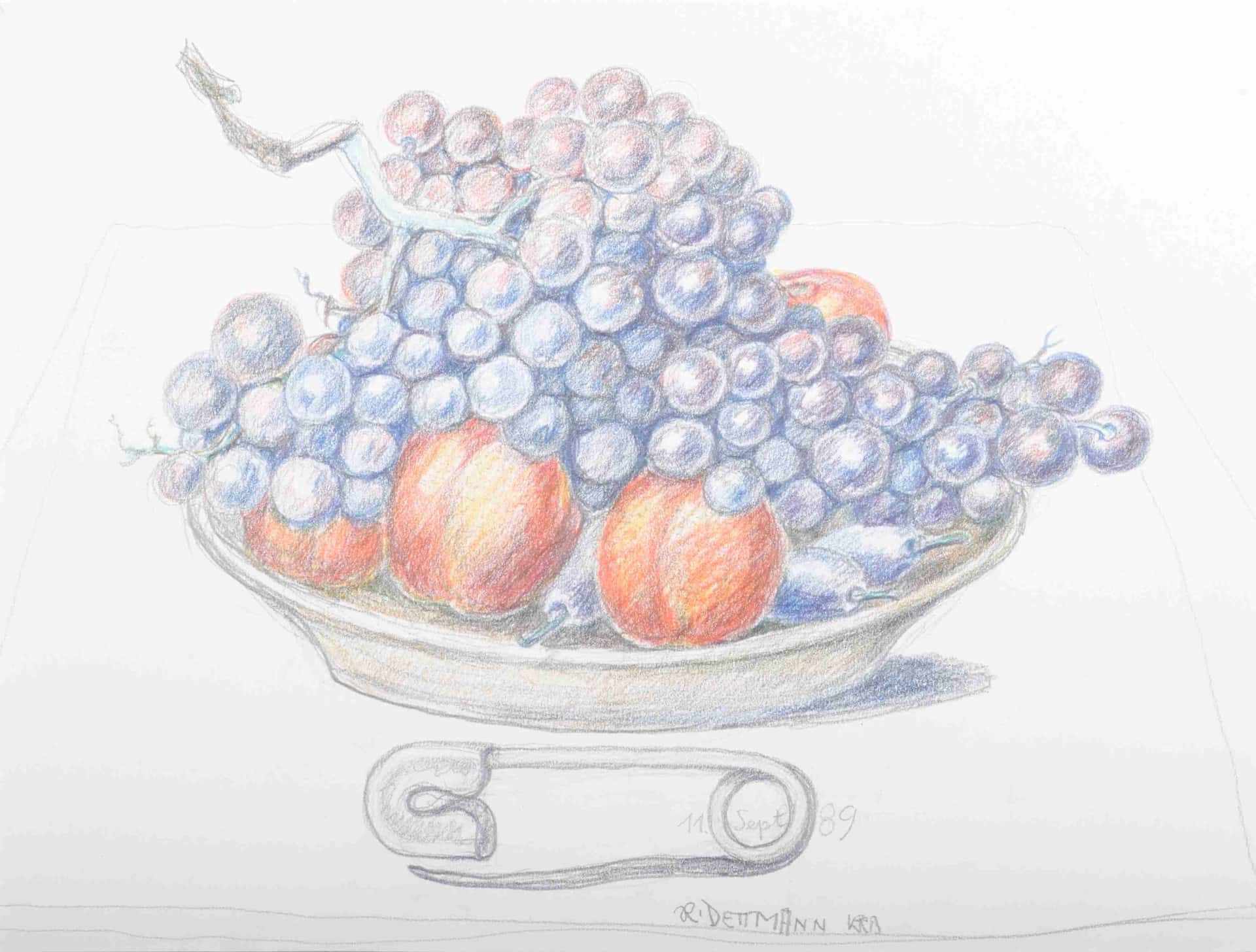 Stillleben mit Trauben und Sicherheitsnadel